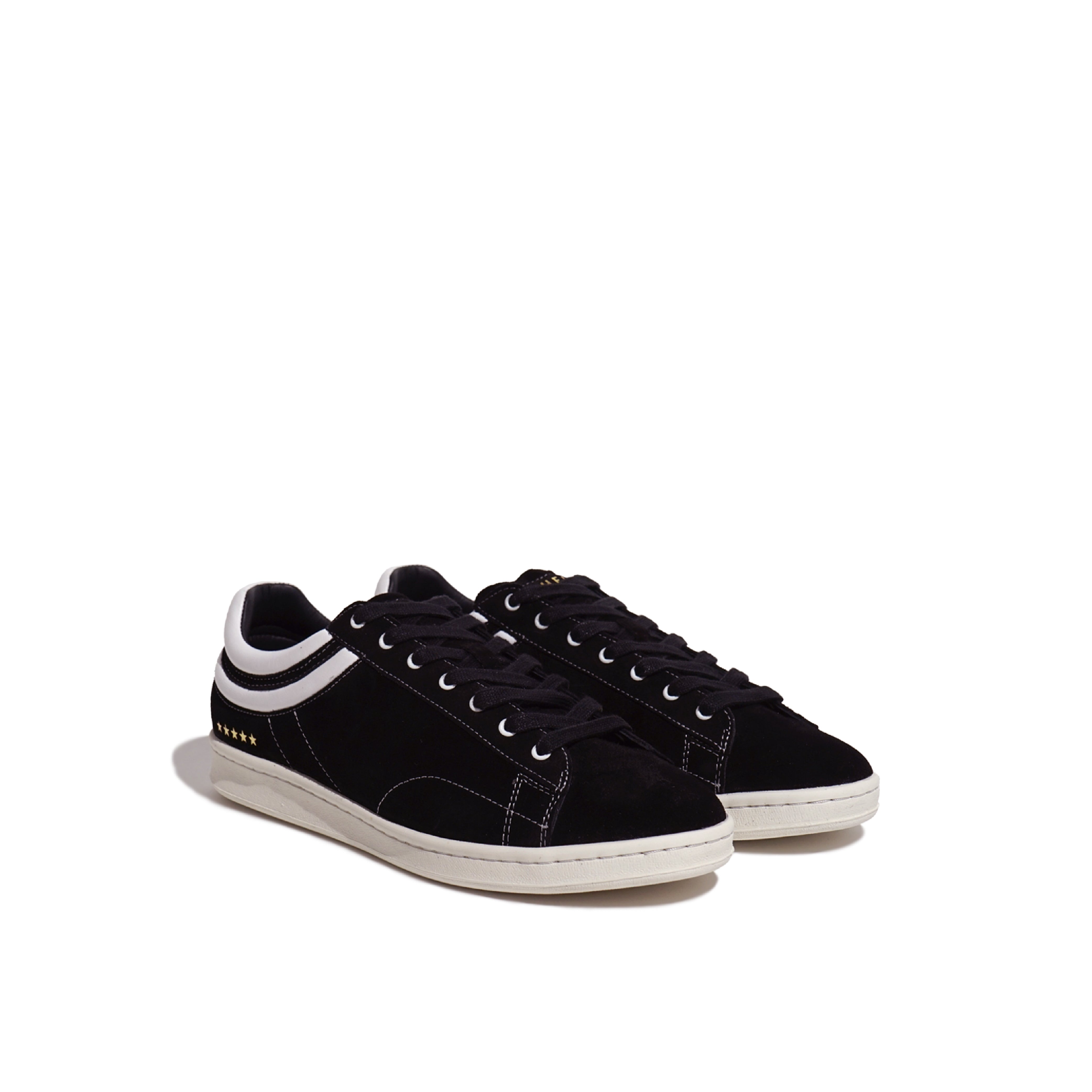 Paire de sneakers Flying Ace Suede HELMS PARIS en cuir suédé noir et blanc, vue de trois quarts