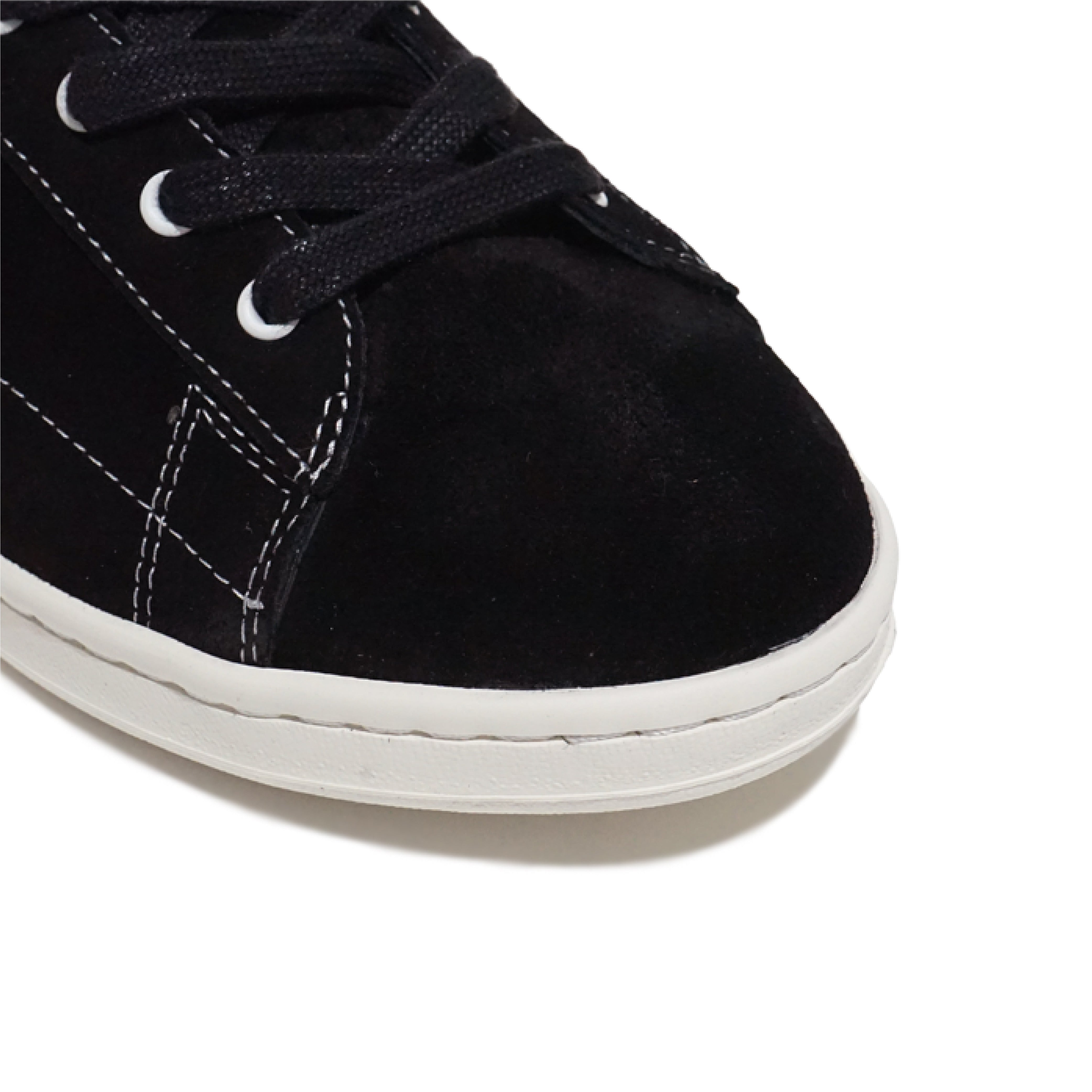 Gros plan de l’avant de la Flying Ace Suede HELMS PARIS en cuir suédé noir
