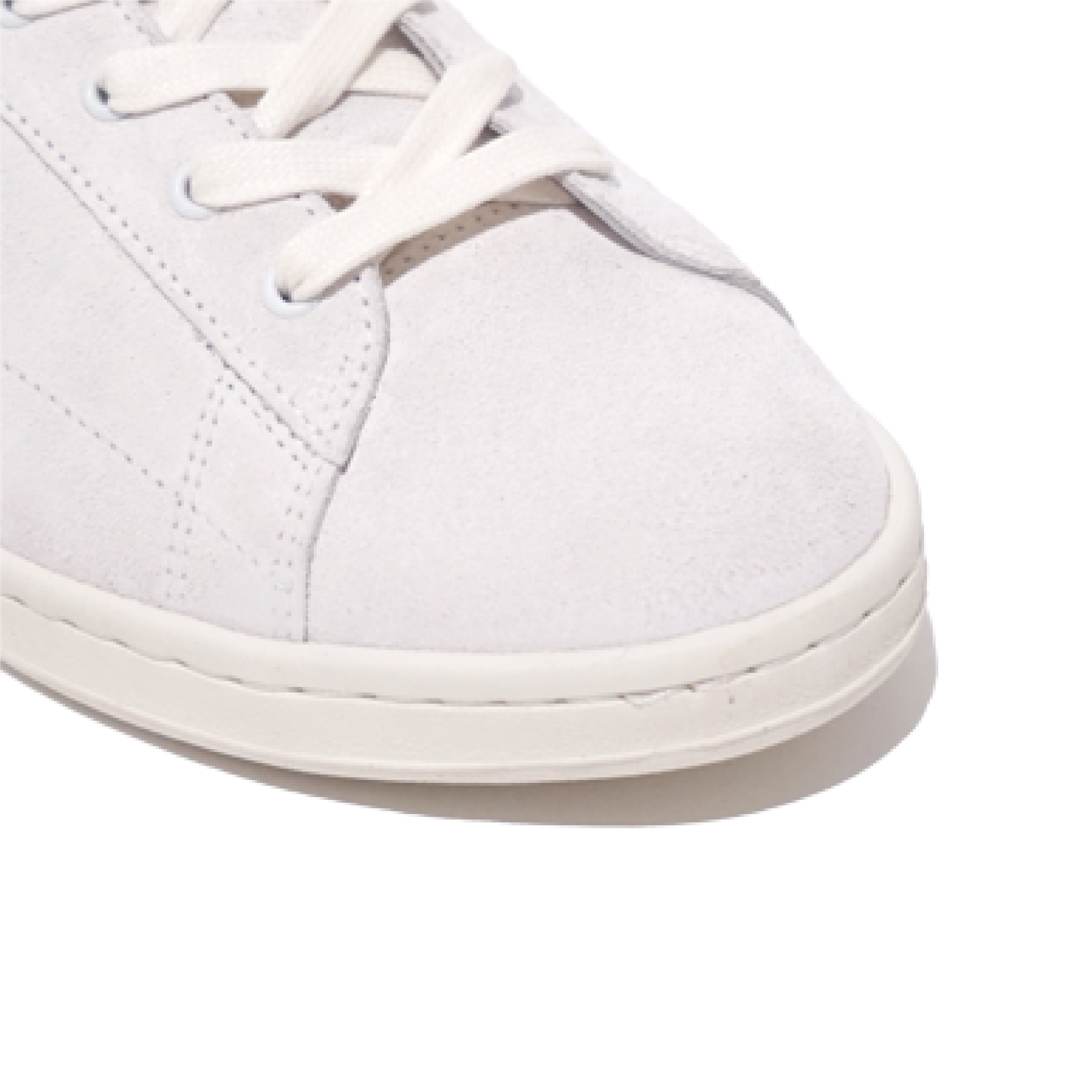 Gros plan sur l'avant de la Flying Ace Suede blanche en cuir velours HELMS PARIS
