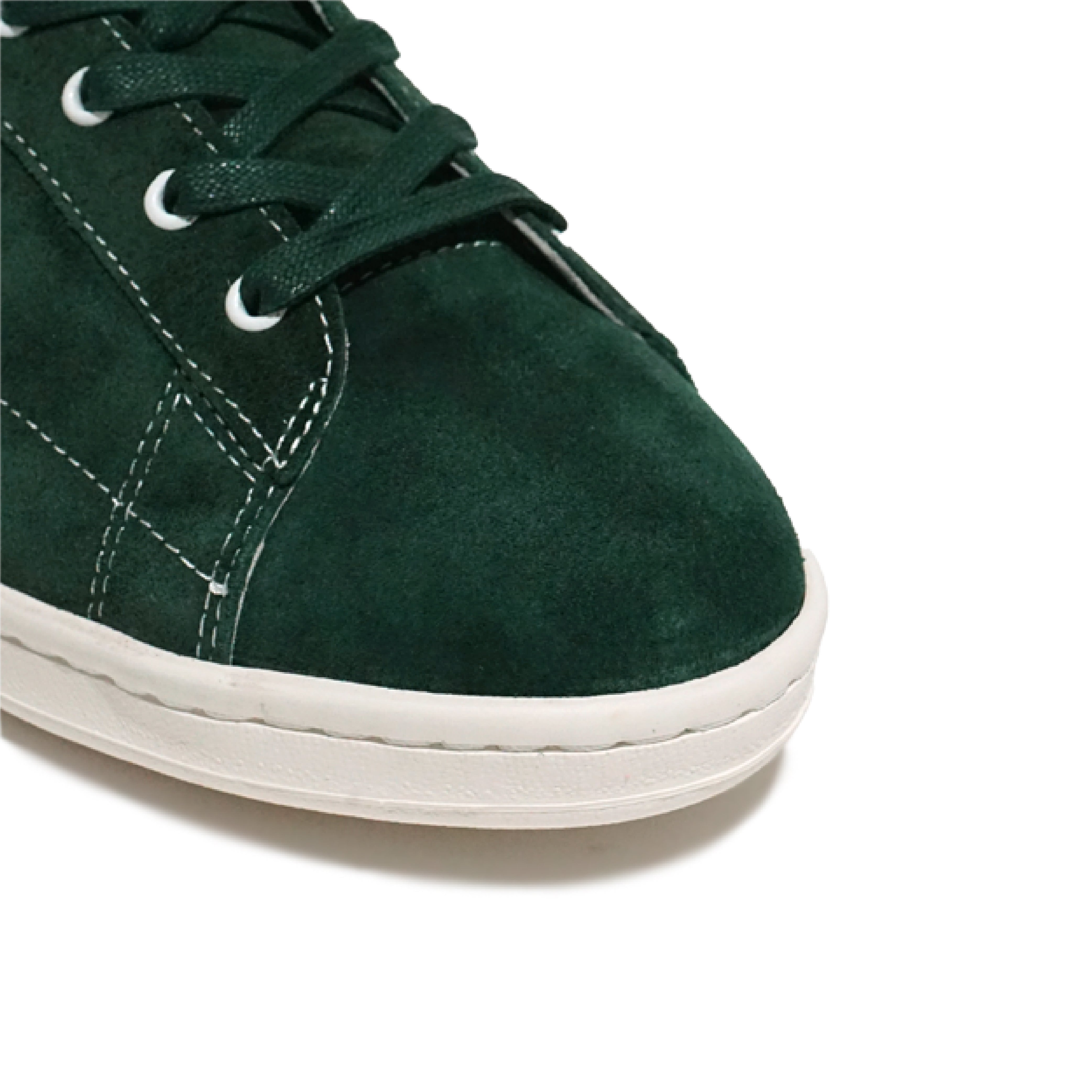 Gros plan du cuir velours vert des HELMS PARIS Flying Ace Suede