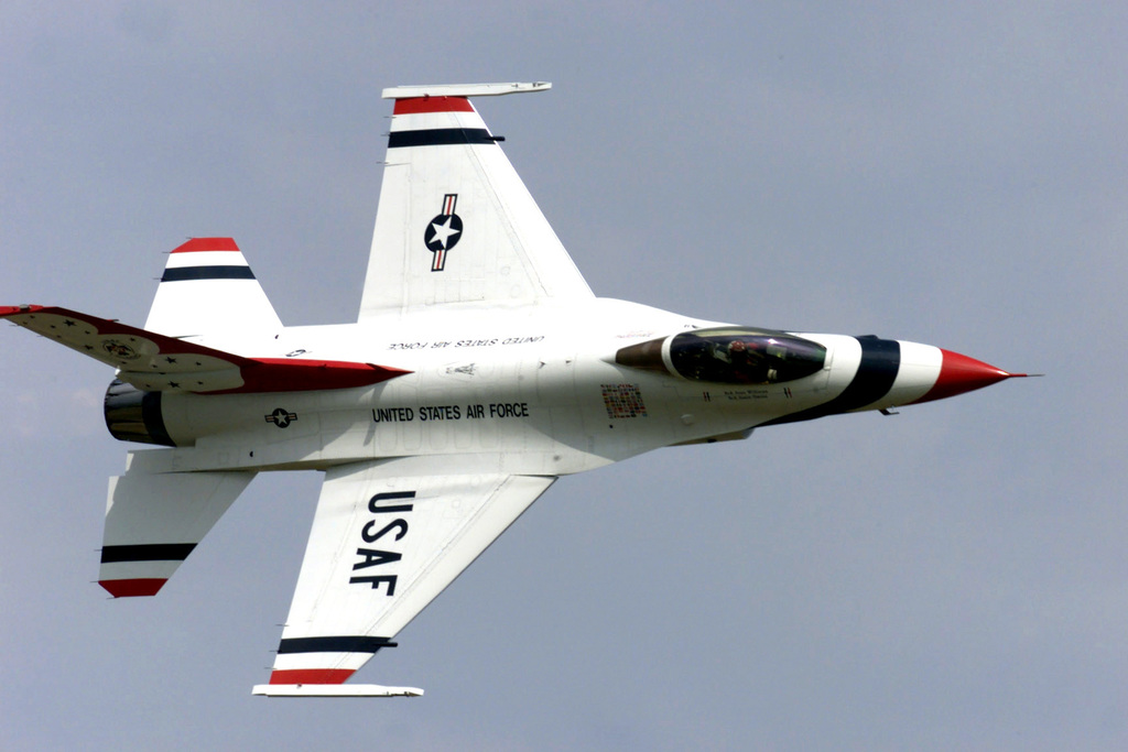 the solo pilot from the united states air force thunderbirds does a fly by 491968
